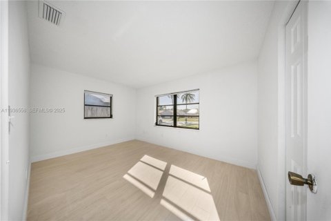 House in Miami, Florida 4 bedrooms, 165.18 sq.m. № 1994710 - photo 23