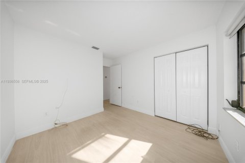 House in Miami, Florida 4 bedrooms, 165.18 sq.m. № 1994710 - photo 22