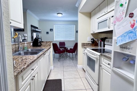 Condo in Cutler Bay, Florida, 2 bedrooms  № 1924933 - photo 3