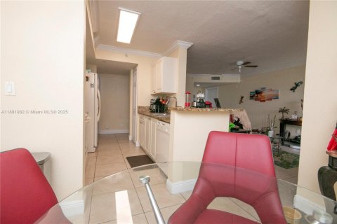 Condo in Cutler Bay, Florida, 2 bedrooms  № 1924933 - photo 6