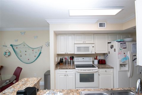 Condo in Cutler Bay, Florida, 2 bedrooms  № 1924933 - photo 5