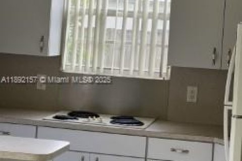 Immobilier commercial à louer à Miami, Floride: 1 chambre, 200.76 m2 № 1945061 - photo 5