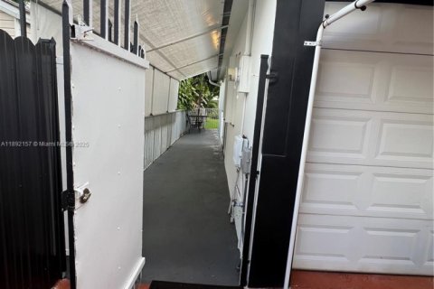 Immobilier commercial à louer à Miami, Floride: 1 chambre, 200.76 m2 № 1945061 - photo 2