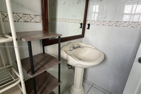 Immobilier commercial à louer à Miami, Floride: 1 chambre, 200.76 m2 № 1945061 - photo 14