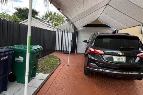 Immobilier commercial à louer à Miami, Floride: 1 chambre, 200.76 m2 № 1945061 - photo 1