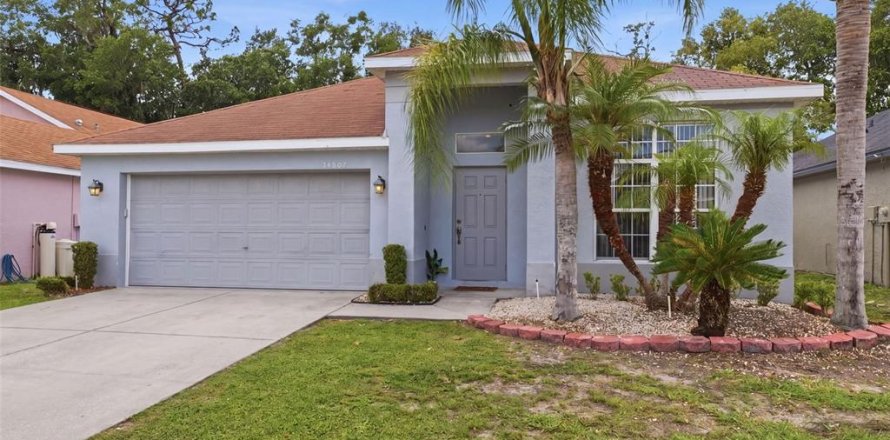 House in Zephyrhills, Florida 4 bedrooms, 194.35 sq.m. № 2208841