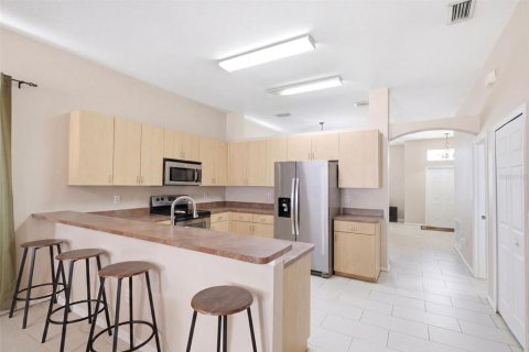 House in Zephyrhills, Florida 4 bedrooms, 194.35 sq.m. № 2208841 - photo 7