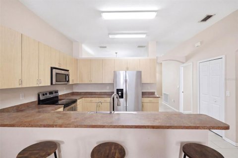 House in Zephyrhills, Florida 4 bedrooms, 194.35 sq.m. № 2208841 - photo 8