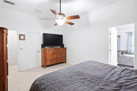 House in Zephyrhills, Florida 4 bedrooms, 194.35 sq.m. № 2208841 - photo 18
