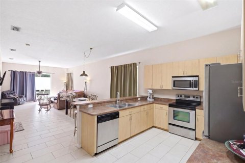 House in Zephyrhills, Florida 4 bedrooms, 194.35 sq.m. № 2208841 - photo 10