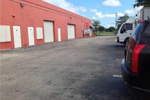 Commercial property in Miami, Florida № 2025680