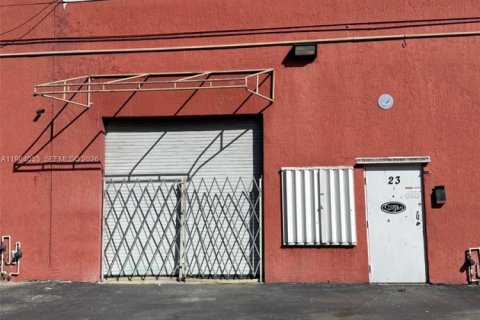 Immobilier commercial à vendre à Miami, Floride № 2025680 - photo 2