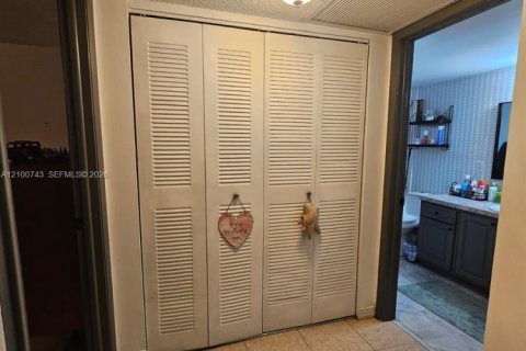 Copropriété à louer à Doral, Floride: 1 chambre, 75.25 m2 № 2401569 - photo 6