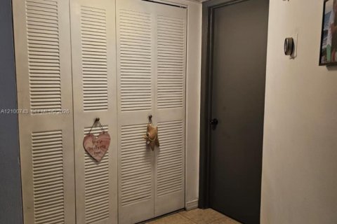 Copropriété à louer à Doral, Floride: 1 chambre, 75.25 m2 № 2401569 - photo 5