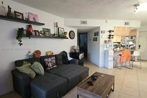 Copropriété à louer à Doral, Floride: 1 chambre, 75.25 m2 № 2401569 - photo 4