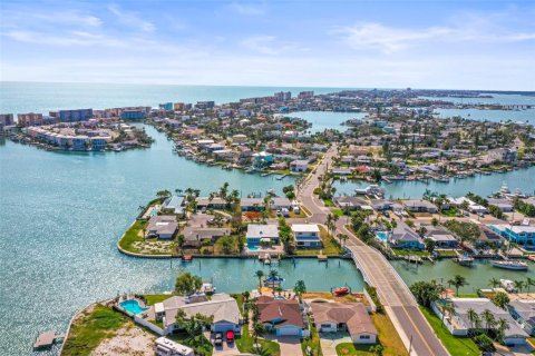 Casa en venta en Madeira Beach, Florida, 3 dormitorios, 169.64 m2 № 1769307 - foto 2