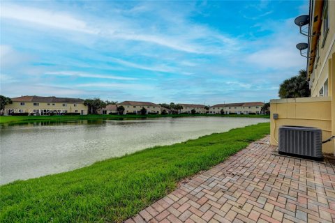 Townhouse in Oakland Park, Florida 3 bedrooms, 140.65 sq.m. № 2000855 - photo 18