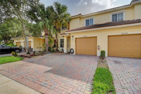 Townhouse in Oakland Park, Florida 3 bedrooms, 140.65 sq.m. № 2000855 - photo 3