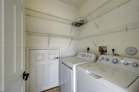 Townhouse in Oakland Park, Florida 3 bedrooms, 140.65 sq.m. № 2000855 - photo 15