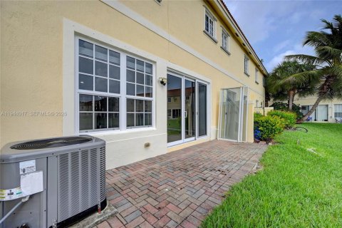 Townhouse in Oakland Park, Florida 3 bedrooms, 140.65 sq.m. № 2000855 - photo 19