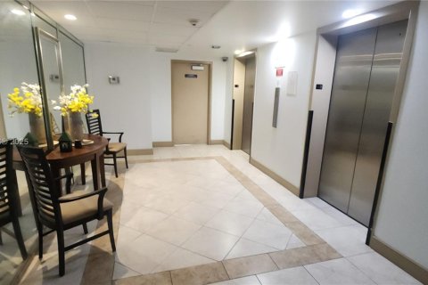 Condo in Hollywood, Florida, 1 bedroom  № 1891080 - photo 22