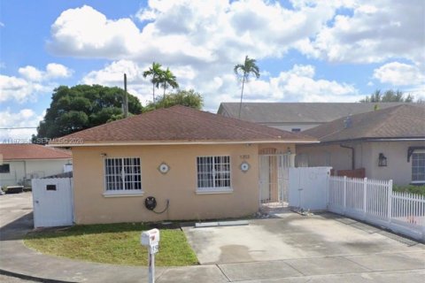 Casa en venta en Hialeah, Florida, 3 dormitorios, 124.49 m2 № 2033451 - foto 1