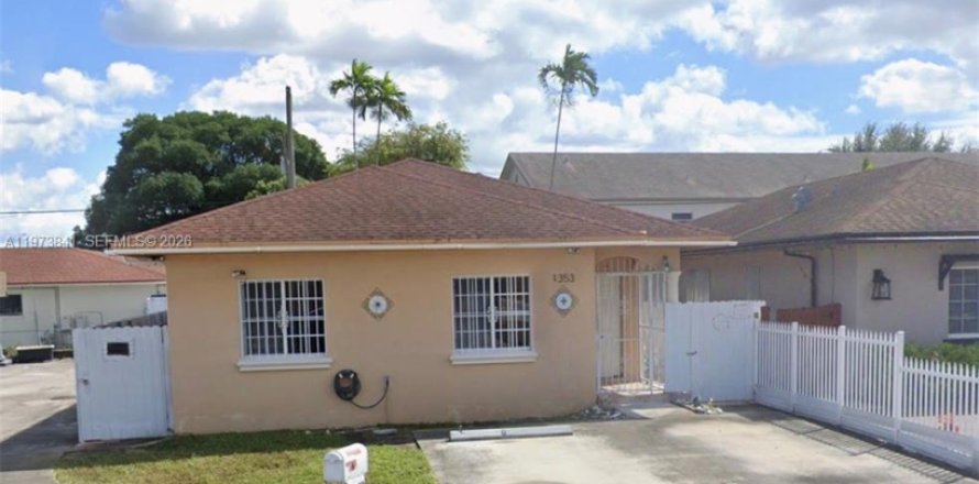 Casa en Hialeah, Florida 3 dormitorios, 124.49 m2 № 2033451