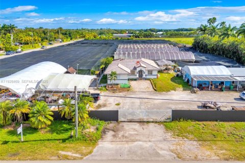 House in Homestead, Florida 3 bedrooms, 264.59 sq.m. № 1987043 - photo 2