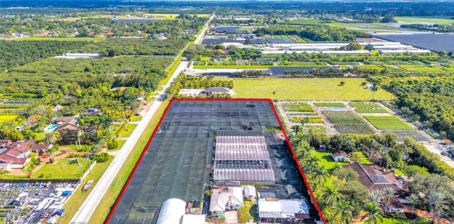 House in Homestead, Florida 3 bedrooms, 264.59 sq.m. № 1987043