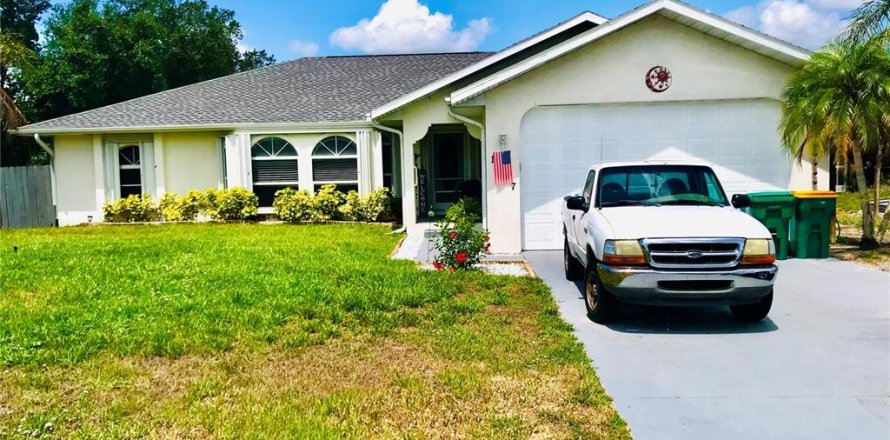 House in Port Charlotte, Florida 3 bedrooms, 181.07 sq.m. № 1765151