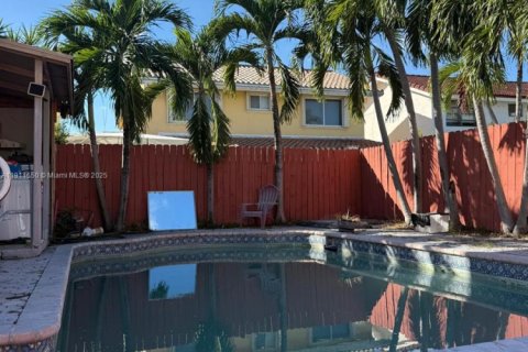 Casa en venta en Miami, Florida, 3 dormitorios, 156.63 m2 № 1970908 - foto 1