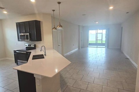 Apartamento en alquiler en Davenport, Florida, 3 dormitorios, 156.08 m2 № 2217000 - foto 3