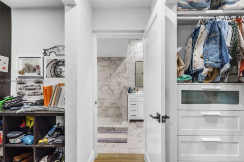 House in Key Biscayne, Florida 5 bedrooms № 2013252 - photo 22