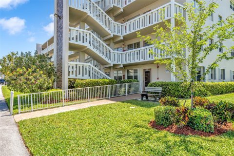 Condo in Deerfield Beach, Florida, 2 bedrooms  № 2021381 - photo 25