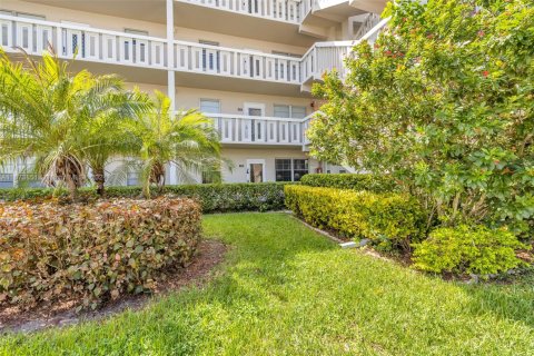 Condo in Deerfield Beach, Florida, 2 bedrooms  № 2021381 - photo 10