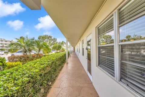 Condo in Deerfield Beach, Florida, 2 bedrooms  № 2021381 - photo 11