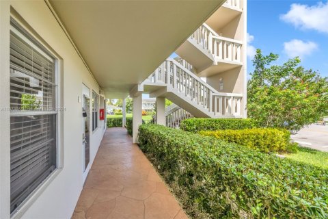 Condo in Deerfield Beach, Florida, 2 bedrooms  № 2021381 - photo 12