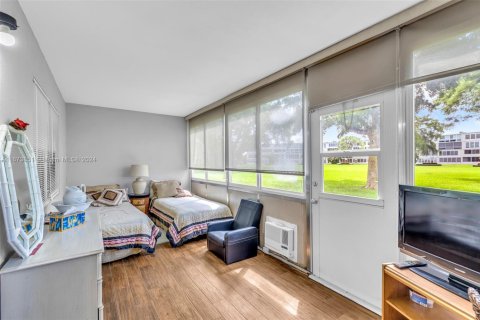 Condo in Deerfield Beach, Florida, 2 bedrooms  № 2021381 - photo 27