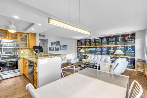 Condo in Deerfield Beach, Florida, 2 bedrooms  № 2021381 - photo 19