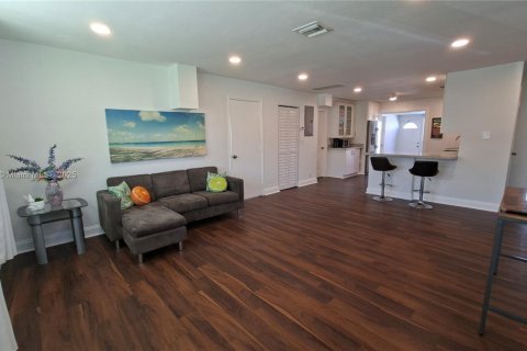 House in Hollywood, Florida 5 bedrooms, 148.64 sq.m. № 1949336 - photo 1
