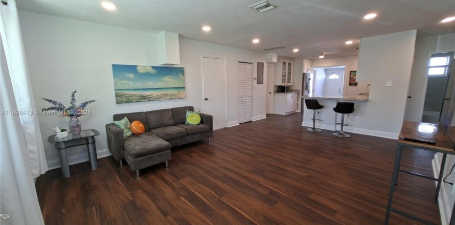 House in Hollywood, Florida 5 bedrooms, 148.64 sq.m. № 1949336