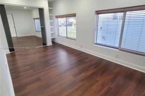 House in Hollywood, Florida 5 bedrooms, 148.64 sq.m. № 1949336 - photo 28