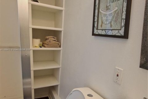 House in Hollywood, Florida 5 bedrooms, 148.64 sq.m. № 1949336 - photo 21