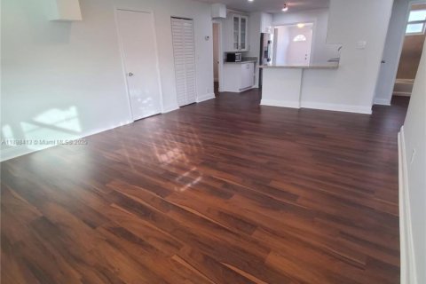 House in Hollywood, Florida 5 bedrooms, 148.64 sq.m. № 1949336 - photo 25