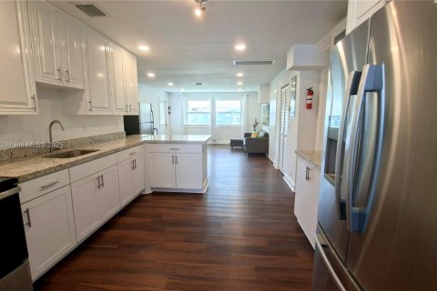 House in Hollywood, Florida 5 bedrooms, 148.64 sq.m. № 1949336 - photo 17
