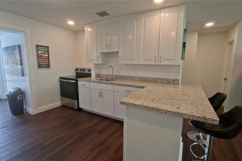 House in Hollywood, Florida 5 bedrooms, 148.64 sq.m. № 1949336 - photo 15