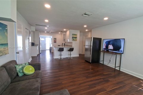 House in Hollywood, Florida 5 bedrooms, 148.64 sq.m. № 1949336 - photo 12