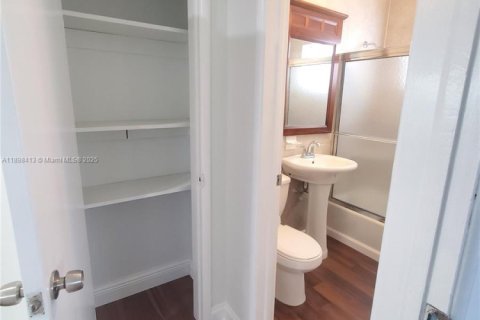 House in Hollywood, Florida 5 bedrooms, 148.64 sq.m. № 1949336 - photo 27