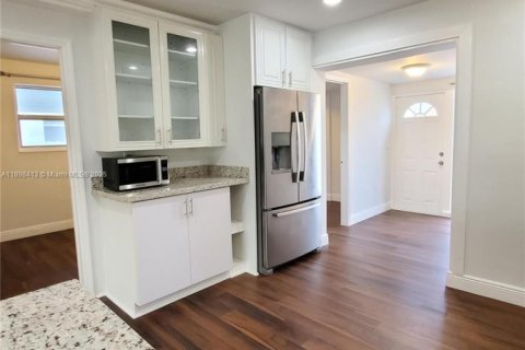 House in Hollywood, Florida 5 bedrooms, 148.64 sq.m. № 1949336 - photo 22