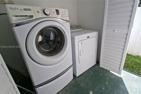 House in Hollywood, Florida 5 bedrooms, 148.64 sq.m. № 1949336 - photo 10
